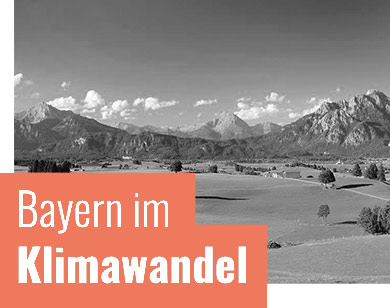 Das Bild zeigt eine Bergkulisse mit der Aufschrift Bayern im Klimawandel