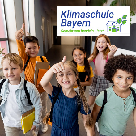 Fröhliche Schülerinnen und Schüler