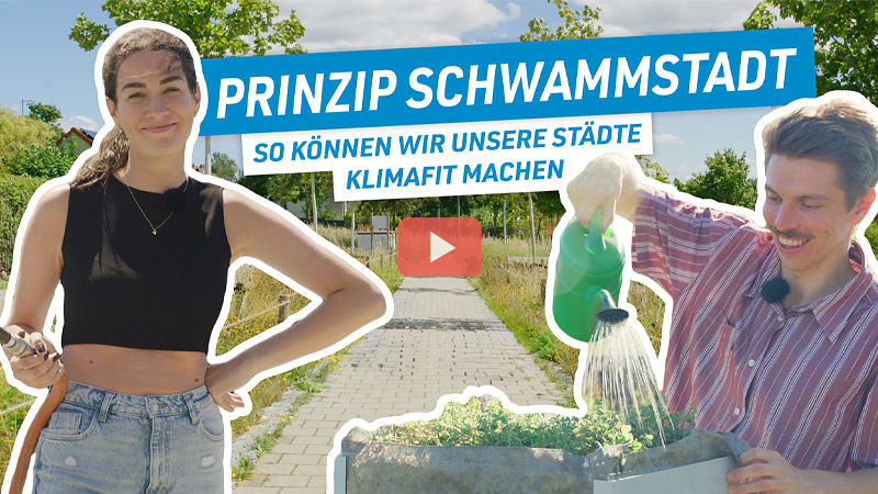 Sarah und Christian stehen in einer städtischen Grünanlage mit Wasserschlauch und Gießkanne in der Hand. Oben im Bild steht der Schriftzug: Prinzip Schwammstadt, so können wir unsere Städte klimafit machen.