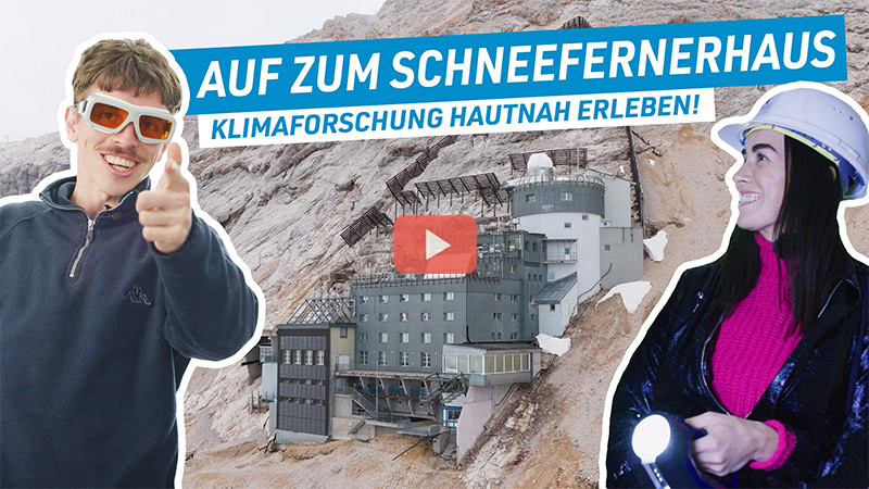 Vorschaubild des Videos.Sarah und Christian, im Hintergrund das Schneefernerhaus auf der Zugspitze. Oben im Bild steht der Schriftzug:Auf zum Schneefernerhaus - Klimaforschung hautnah erleben! 