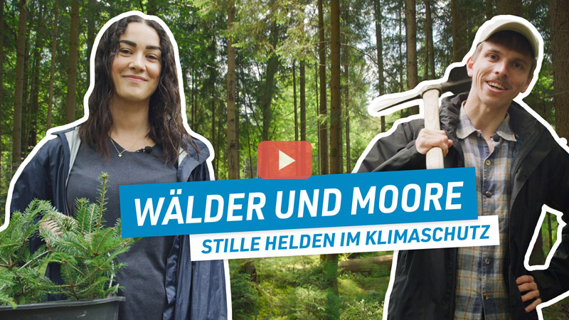 Sarah und Christian stehen im Wald. Unten links im Bild steht der Schriftzug:Wälder und Moore - Stille Helden im Klimaschutz