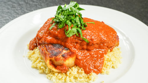 Das Foto zeigt das Gericht Kohlroulade mit Bulgur und Tomatensugo