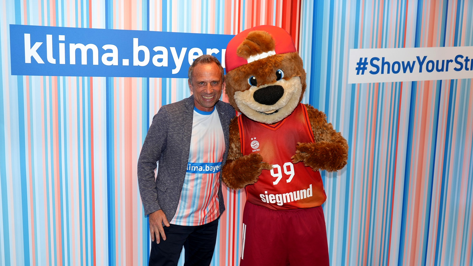Minister Glauber mit dem Maskottchen Ben der FC Bayern Basketballmannschaft